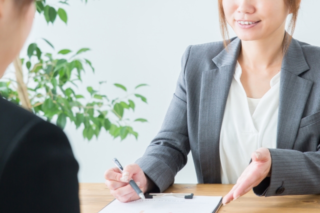 問い合わせに対応する女性