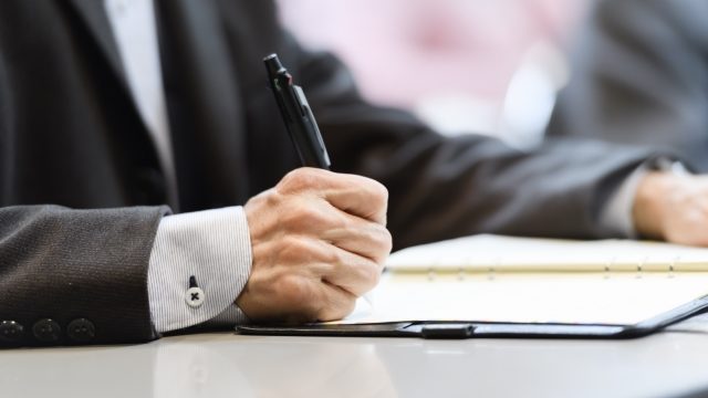 書類を書く男性