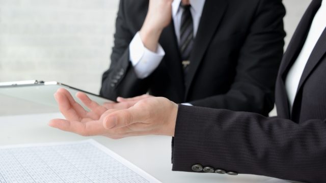 ミーティングをする男性の手