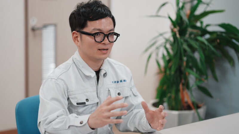 三洋金属株式会社で請求書業務について語るインタビューの様子